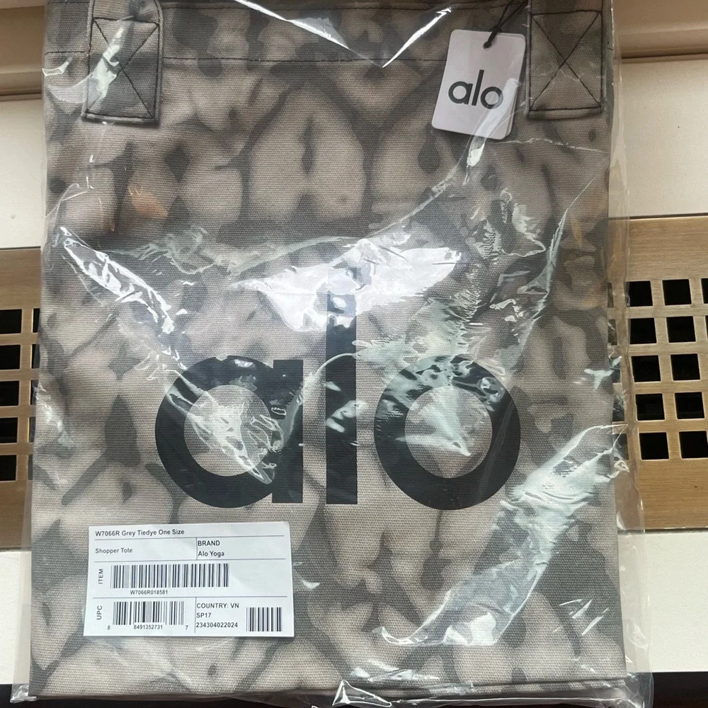 Alo Yoga ICONIC SHOPPER TOTE bag Brand New w tags! carry all purse sealed NEW - Picture 6 of 8